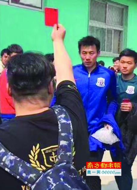 导演给我们的镜头是，特拉维斯在打电话，遭到姑娘的拒绝之后，摄影机慢慢地移向右边，最后我们看到的是条悠长空旷的走廊。